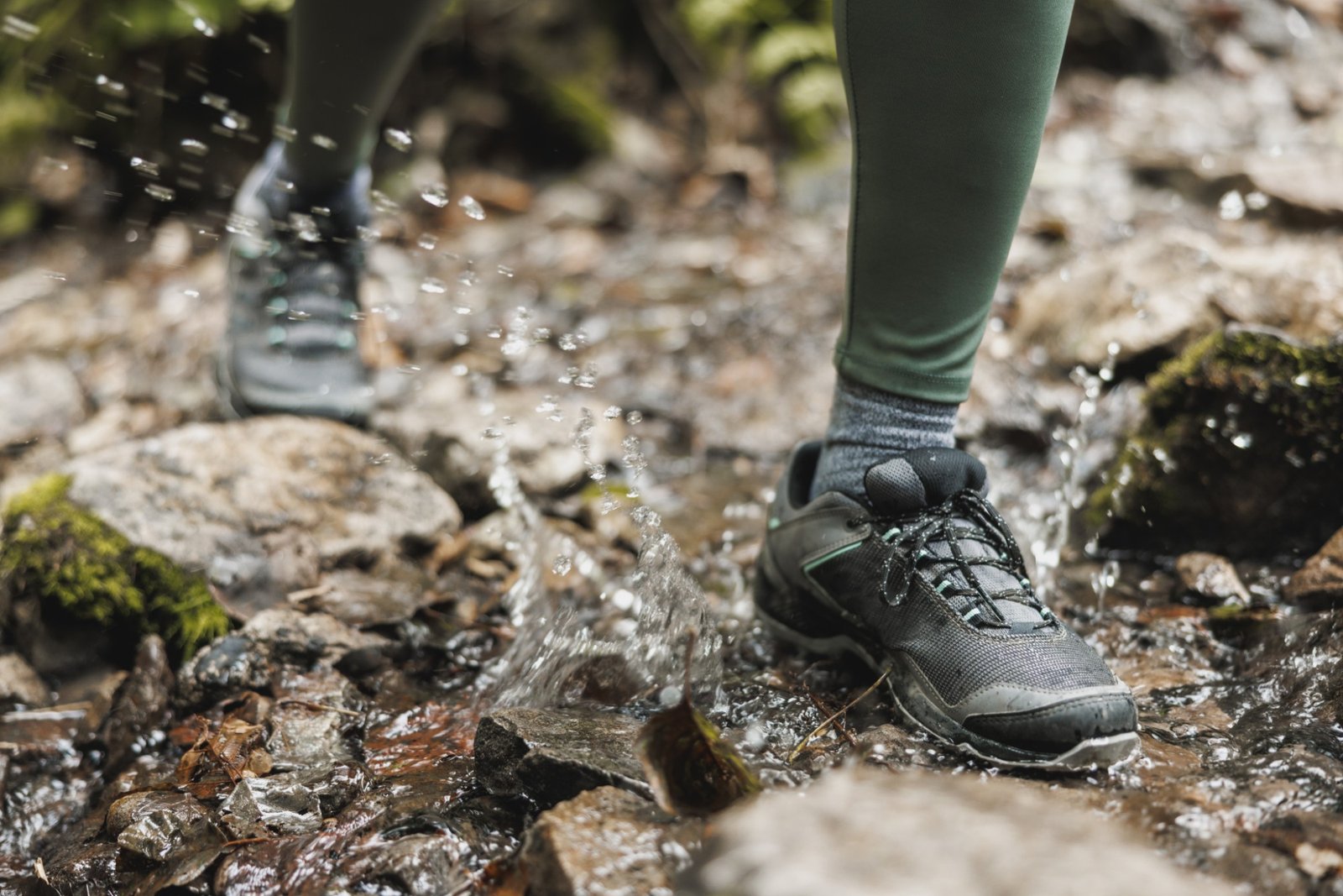 Chaussure de randonnée qui éclabousse en traversant un ruisseau