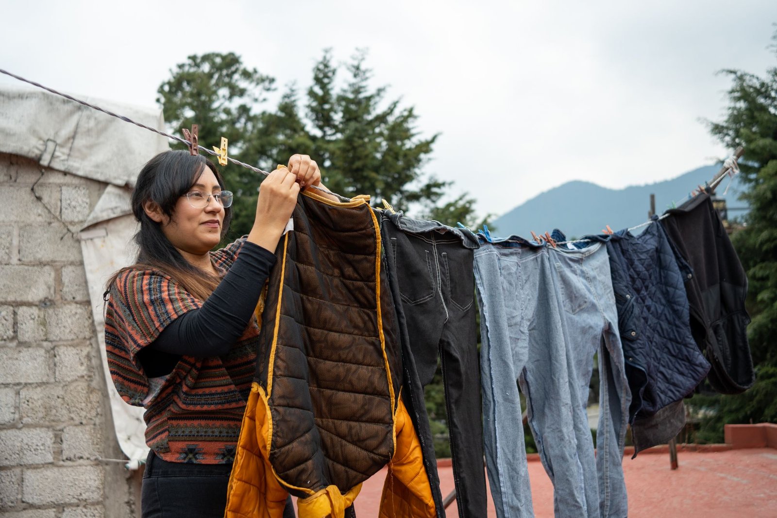 Veste et vêtements de randonnée qui sèchent sur un fil à linge en plein air